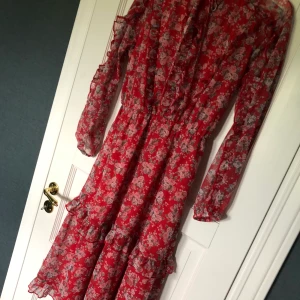 Klänning röd  - Fin klänning röd från hm 