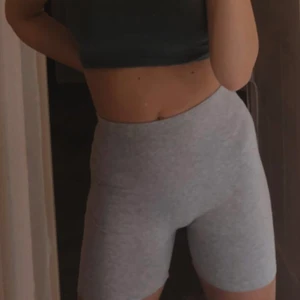 Brandy Melville Biker Shorts - Ett par gråa cykelshorts i bomull som jag aldrig använder. Seamless med medelhög midja OBS andra bilden är lånad 