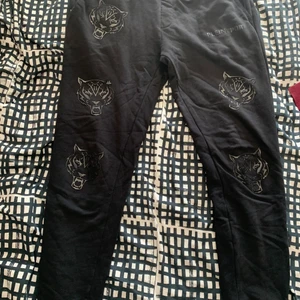 Plein sport trousers  - Mycket fina plein sport trousers med dragkedjeficka! Storlek M