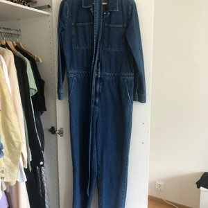 NA-KD denim jumpsuit - Jumsuit från Na-kd i denmin med tillhörande skärp