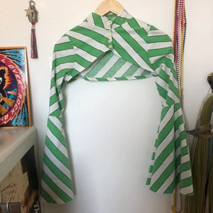 Flare topp - En flared topp jag sytt av material köpta på secondhand! Den går precis ovanför bysten, så snygg under en klänning, linne osv- kan göra outfiten mer intressant! 