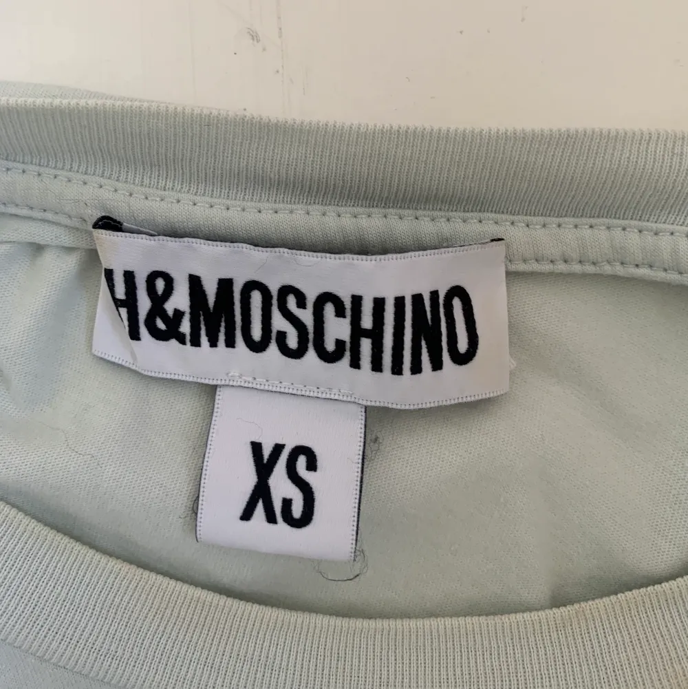 H&m X Moschino t-shirt! Storlek xs herr💜🤍. T-shirts.