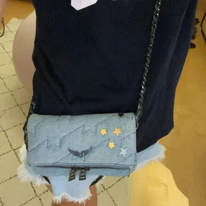 Zadig väska nano  - Super fin Zadig väska i modellen nano! Super unikt material som är Zadig limited edition! Den har inga tecken på att den är använd, topp skick! Köp direkt för 950 kr, eller lägg bud!😁😁❣️ tveka inte på att be om fler bilder eller ställa frågor ❤️