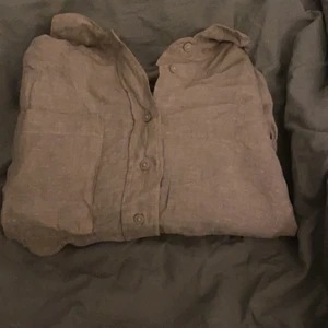 Linneskjorta  - En linneskjorta från gina tricot nästan alldrig använd (den är lite skrynkligk) men jag stryker den innan jag postar💖