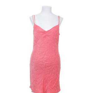 Så fint rosa broderar tyg på denna klänning! Perfekt till fester i sommar!!
