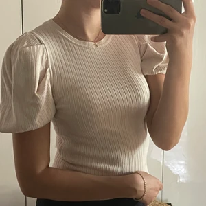 Topp med puffärm - Söt rosa/beige topp med puffärm från zara! Jättefint skick och är i storlek S🤍
