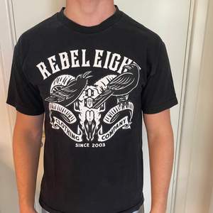 Svart rebel eight T-shirt med tryck storlek M