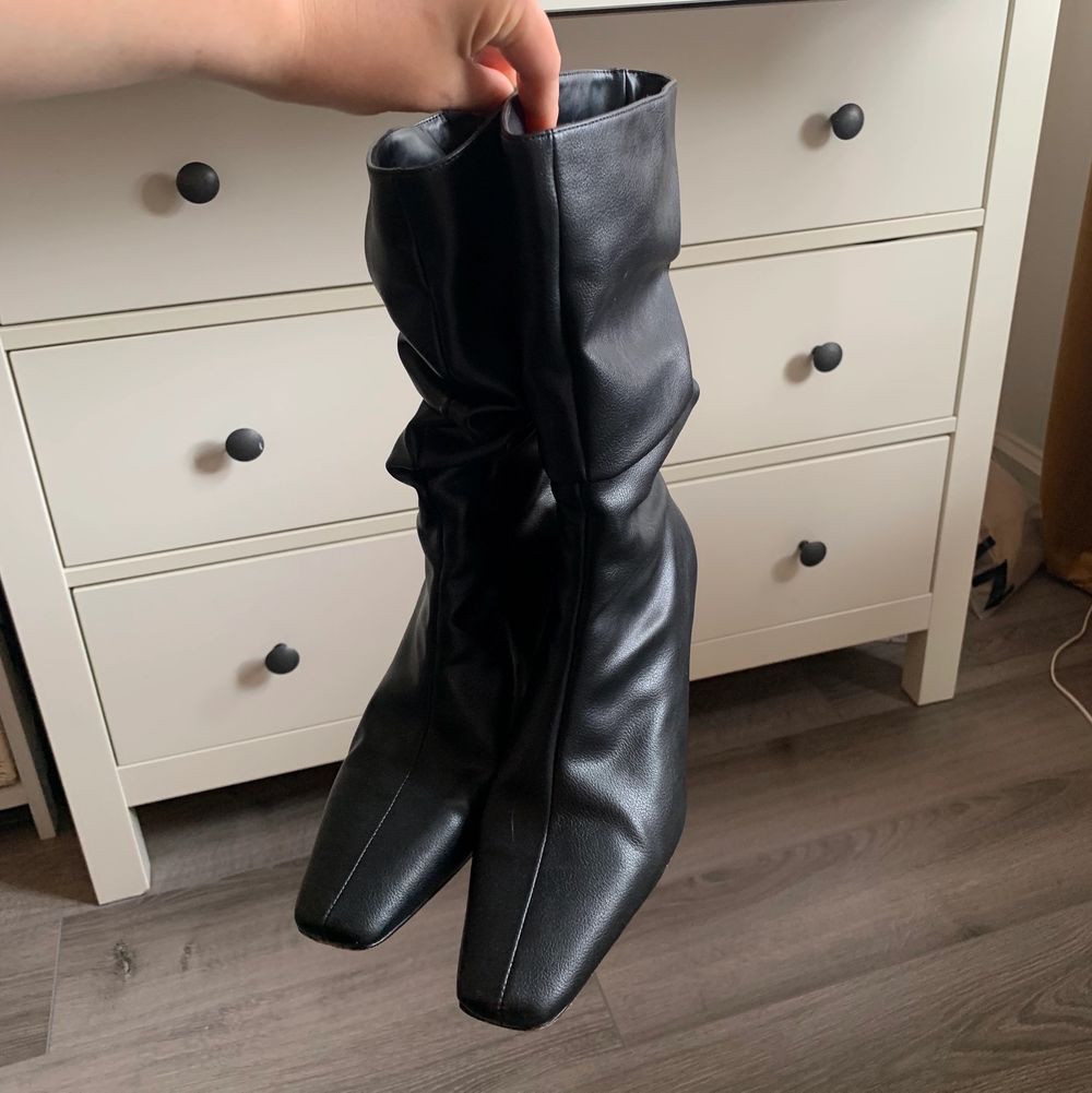 Säljer dessa så himla snygga klackar, köpte dem här på plick men dem satt tyvärr inte så bra på mig. Endast använda 1-3 gånger när jag köpte dem och ser helt nya ut.. Skor.