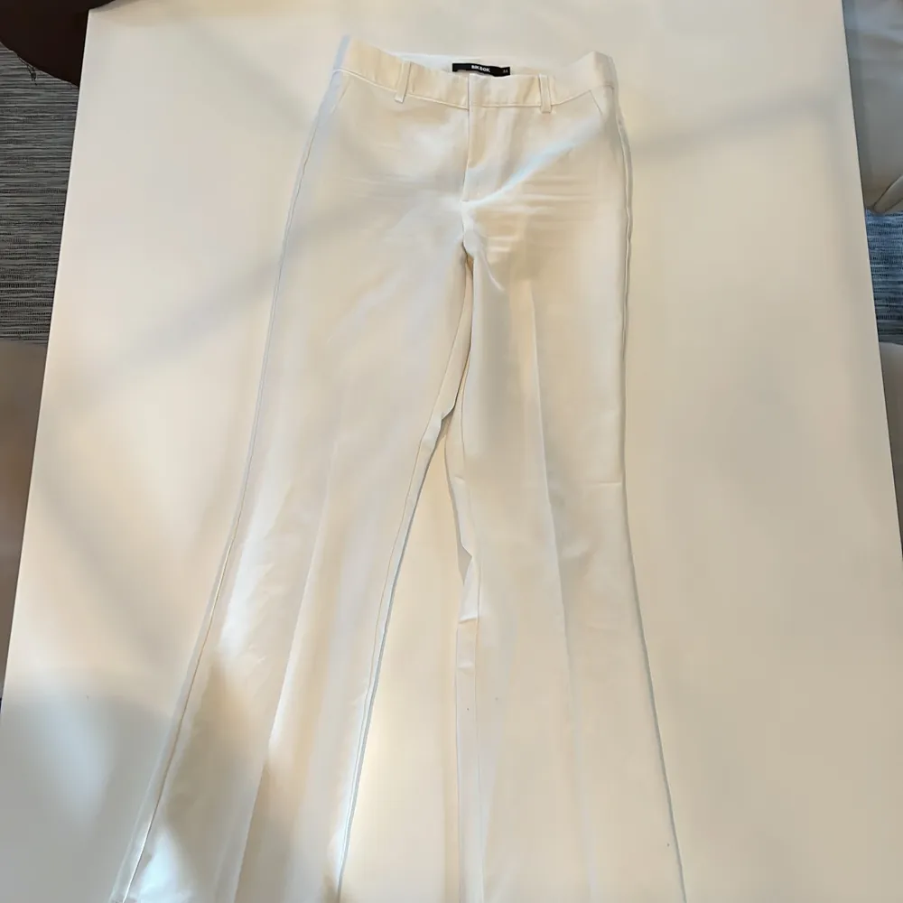 Säljer dessa vita kostym byxor med lite utsvängda ben och superstrech. Dom är i storlek 34 och kommer ifrån BikBok☁️🦴🤍. Kostymer.