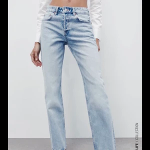 Zara Midrise ljusblå jeans storlek 34 - Säljer mina helt nya midrise jeans från zara i den ljusblåa färgen. Dem är endast testade och säljer dem för att de är för små. Tycker inte bilderna motsvarar färgen då jeansen är ljusare i verkligheten, skriv privat för fler frågor och bilder 💗💗 + frakt