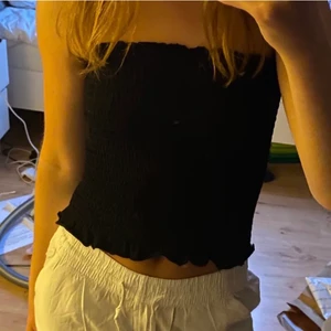 Söt topp - Söt bandeau topp med en liten volang längst ner, är i storlek M men skulle säga att den även passar XS-M❤️ säljer för 50+49 kr frakt 
