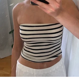 Randig tube topp - Säljer denna superfina och helt oanvända tube topp från H&M som nu är slutsåld på deras hemsida 🤍🤍