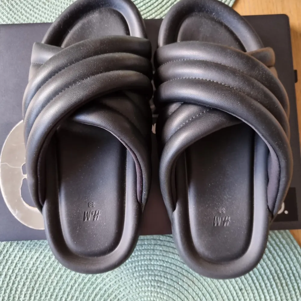 Säljer ett par väldigt sköna och snygga sandaler/SlipOns. Storlek 38. Helt oanvända. Var inte min storlek tyvärr. Inköpta för 150 kr på HM. Finns i Ektorp, Nacka, Stockholm. Först till kvarn!. Skor.