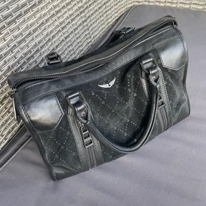 Zadig väska - Kollar intresset på min super snygga zadig väska i modellen sunny i den största storleken❤️ Rymmer sjukt mycket och passar till alla tillfällen❤️ Köpt för 5400kr förra året (säljs alltså inte längre!) och har bara använt den några få gånger