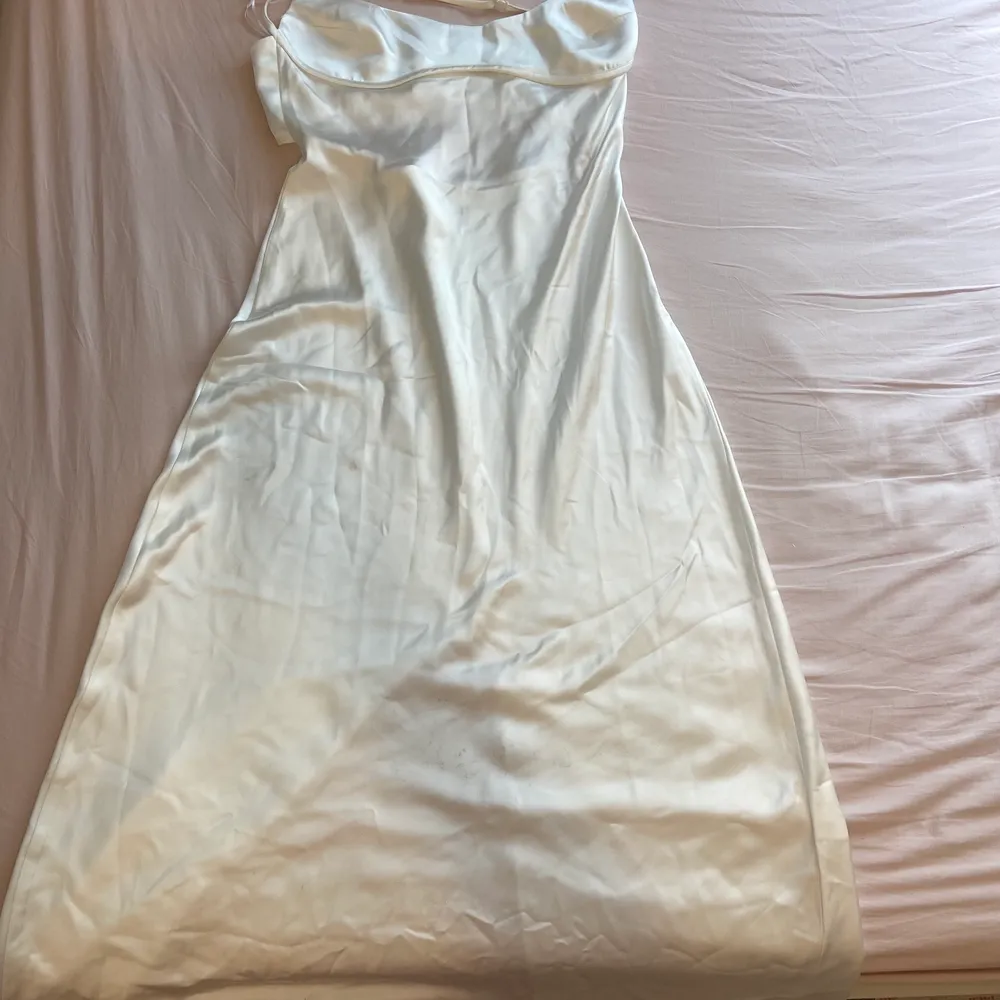 Zara white dress in great condition. Only used once . . Klänningar.