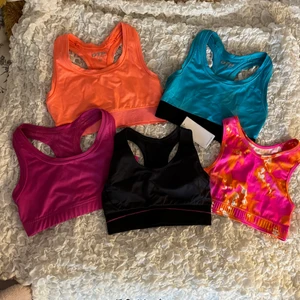 Sport-bh-ar💞 - 5 sport-bh-ar💞 Alla är helt nya och oanvända utom den lilarosa som använts ett fåtal gånger❤️ Svart från Pierre Robert-65kr, resten 50kr/st🥰 Alla är i storlek xs/s