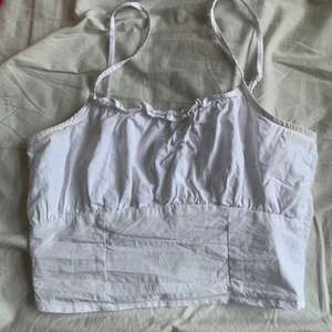 Vit topp  - Nästan aldrig använd. Säljer den superfina toppen d den är lite för liten för mig. Skriv för mer information😁💗
