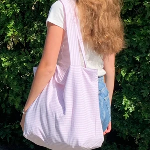 Tote Bag - Handsydda Tote Bags gjorda av 100% återvunnet material!💙 Perfekt som strandväska då de är väldigt rymliga. Finns i många olika tyger. @fioretotebags på instagram