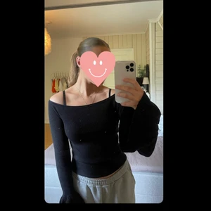 Ribbad tröja - Ribbad offshoulder tröja med volangärmar från Gina Tricot. Säljs ej längre. Storlek S. Köpt för 399kr. 