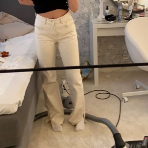 vit/beigea jeans med slits - vita/beigea jeans med slits från pull & bear. stl 38, passar 36-38 skulle jag säga. 