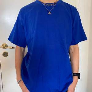 En blå, vintage t-shirt utan några defekter, superbra skick😙