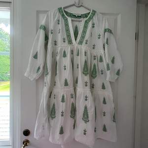 Säljer den här här söta Mimi klänningen med perfekt v-ringning från By Malina.  Klänningen är helt ny, aldrig använd och har blivit tvättad en gång.  Material: 100% bomull Storlek: Small Kategori: Miniklänning Nypris: 1999kr