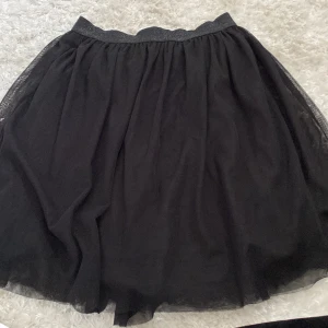 Glitterkjol  - En tyllkjol med glitter i midjebandet som är en så fin detalj, dock har jag sytt in midjan men det syns inget. Men kan även sprätta upp att kjolen ska bli större i midjan så skulle säga att den passar mellan stl M-XL. Den slutar ungefär ovanför knäna. 