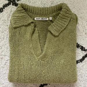 Our legacy knitted polo - Stickad polo från Our Legacy, köpt för 2 år sedan. Väldigt bra skick. Köparen står för frakt! 