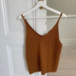 Linne Mango - Bronsfärgat linne från Mango. Sååå perfekt färg när man är solbränd😍