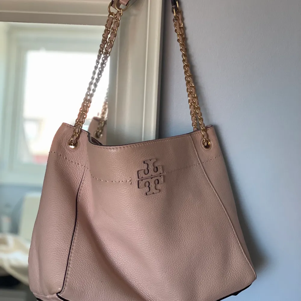 Säljer denna ljusrosa supersöta tory burch väska med guldiga detaljer. Knappt använd. Färgen gör sig bäst på första och sista bilden💕 Köpt för drygt 5000:- men säljer för 1800 (diskuterbart). Kan skicka spårbart eller mötas upp i Göteborg🥰Skriv vid frågor. Väskor.