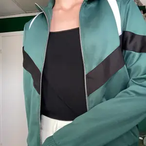 Grön tröja som påminner om tränings tröja från Gina i stl S och den är använd 1 gång max. Köpte den för ca 300