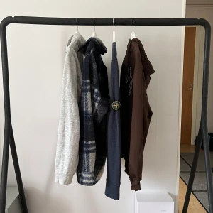 Woodbird hoodie  - Woodbrid hoodie med simpelt tryck. Köpt på Nly Man för 900 kr, använd 2 gånger. Tts, storlek M  (allt på första bilden ligger ute) 