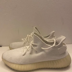 Yeezy triple white - Säljer mina yeezy triple white 9 / 42 7/10 con - söker 1000