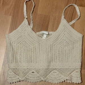 Virkad crop linne  - Aldrig andvänt denna har prövat 4 gånger. Jätte snygg med linne byxor.  