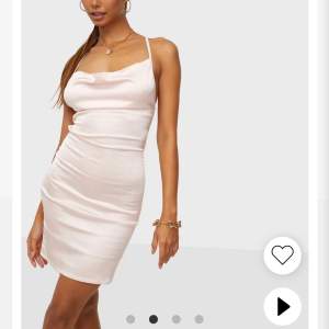 Säljer denna klänning fast i vit pågrund av att den var för liten och därför inte kommit till användning🤍
