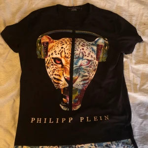 Philip plein t-shirt - Säljer min Philip plein t-shirt men vet inte riktigt hur mycket jag kan få för den, kom med ett pris så kan jag sedan sälja tröjan till den som budar högst 