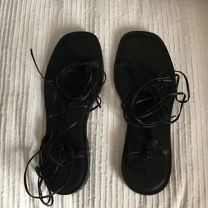 JIL SANDER Sandaler med knytning - Jättefina lädersandaler med knytning från Jil Sander strl 39, inköpta i New York och knappt använda men för stora för mig som har strl 38😭