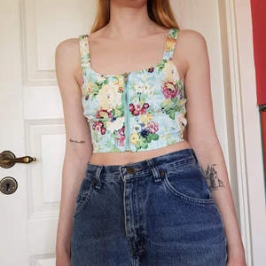 Blommig crop top - Jättesöt blommig croppat linne med dragkedja!