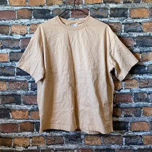 Beige oversized t-shirt - En fin beige oversized tröja köpt från H&M. I fint skick. Storlek M men passar som L. För mått eller fler bilder kontakta mig. Frakt sker via PostNord spårbart 51 kr 📦