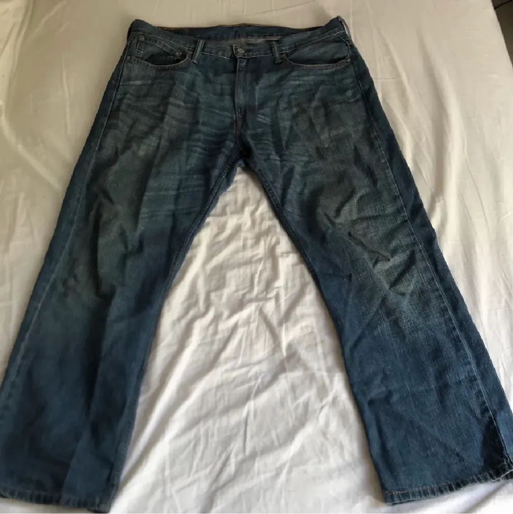 Vintage Levis 569 Jeans med baggy passform. Mörkblå färg.  W34 L30 (Exakta mått på t.ex. benlängd osv kan fås). Inga brister på plagget men använd ett fåtal gånger. Tveka inte på att slänga iväg ett meddelande om du har en fråga! . Jeans & Byxor.