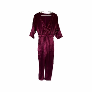 JUMPSUIT - Magenta byxdress i satinliknande material från Motel. Stl S med något croppade ben, endast använd en gång  priset inkluderar ej frakt, skriv innan du köper direkt för fraktalternativ