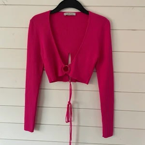 Tröja - Supersnygg tröja från Chiquelle i storlek Onesize tror jag! Skulle säga att det passar S! Helt oanvänd med en liten knytning ibak