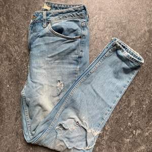 Fina mom jeans med hål från topshop i storlek w28 L32. Använda men inte på flera år då jag bytte storlek för flera år sen. Pris för frakt tillkommer. 
