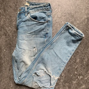 Mom jeans från topshop w28 - Fina mom jeans med hål från topshop i storlek w28 L32. Använda men inte på flera år då jag bytte storlek för flera år sen. Pris för frakt tillkommer. 