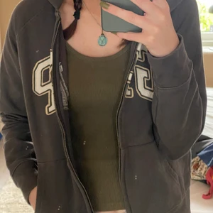 Gap hoodie - Assnygg och otroligt skön zipup hoodie from gap, inga defekter och känns precis som ny 💕