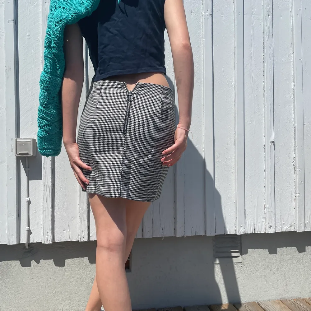 Jättecool och snygg kort kjol från Gina Tricot  Kedjan där bak strular lite men går att lösa med en säkerhetsnål! . Kjolar.
