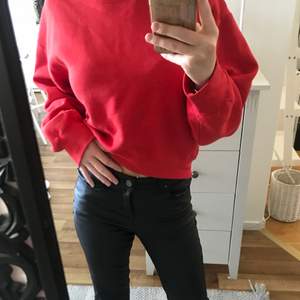 Cool röd tröja ifrån Zara! I nyskick❤️ Passar xxs xs och s beroende på hur man vill ha den. Pris kan diskuteras 