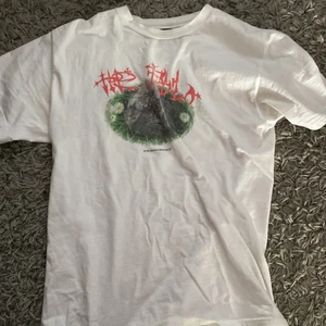 The fool  - Säljer min Bladee fool tröja då jag har 2st likadana 😅 Riktigt snygg och nästan oanvänd då jag använt den andra. Sitter ganska tight så om du brukar ha L är den nog för liten 