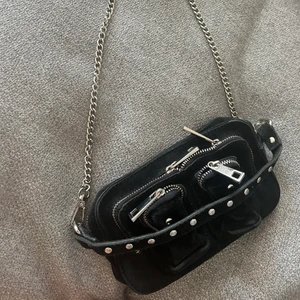 Nûnoo väska - Säljer min fina núnoo väska, används tyvärr inte. Kommer med både silverkedja och mockarem 🫶🏽