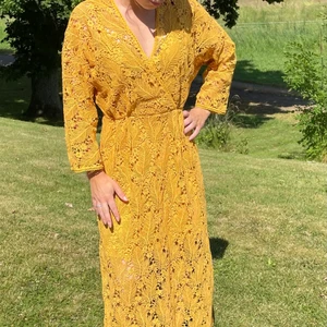 Senapsgul klänning - Senapsgul klänning i textil i otrolig färg. Klänningen har slits på sidorna och sitter väldigt snyggt på. Storlek 34. Använd endast en gång så den är som ny.  Nypris 1399:- säljer för 399:- Modell på bild är ca 1.63